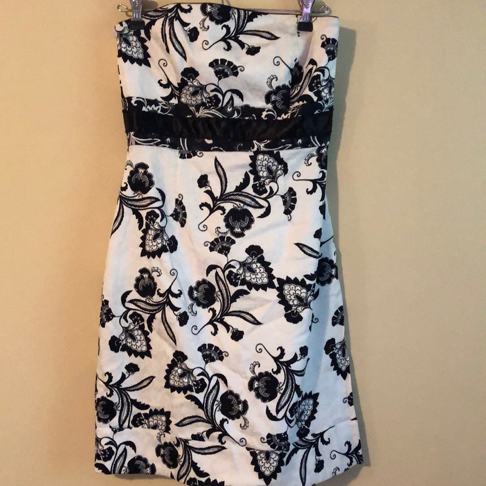 Beautiful Vintage White House Black Market Dress!